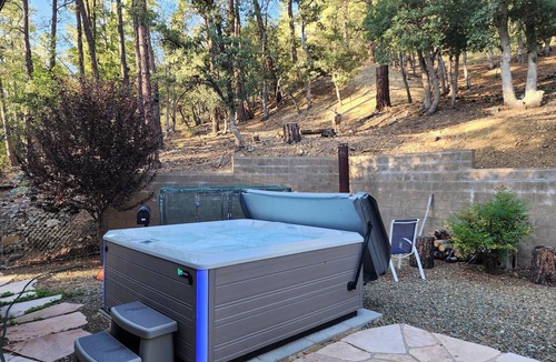 Groom Creek Cabin | 2 King 1 Queen hot tub 3-bedroom cabin in Groom Creek
