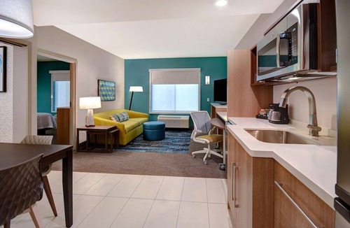 Downtown Tucson Hotel | 2 Pet-friendly Units. Pool. Breakfast! Short Drive to Tucson Botanical Gardens