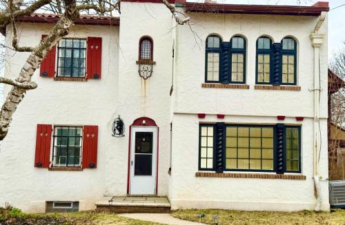 Downtown Syracuse House | 2 Queen Beds Futon Private Bath Shared Communal Space SU Carrier Dome Hospitals