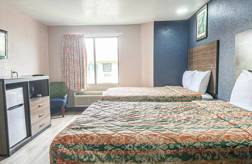 Jackson Hotel | 2 Queen Beds Non-Smoking