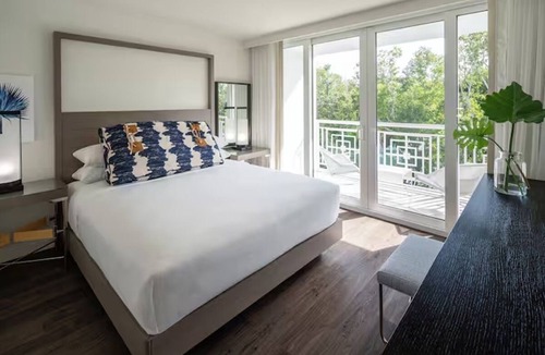 Rock Harbor Resort | 2 Resort-Style Room w/Junior Room in Coconut Wing