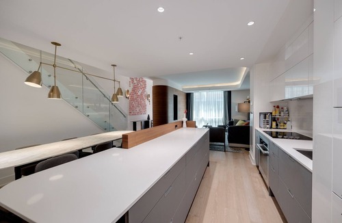 Bay Street Corridor Condo | 2 Story Luxury Townhome In Entertainment District