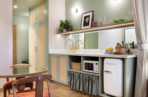 Hyde Park Hotel | 2 x The Deluxe King at Palihouse Hyde Park Village, Pets Allowed!