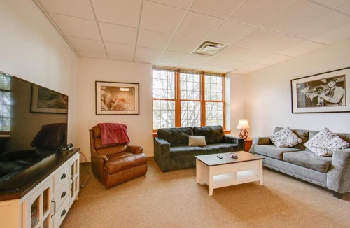 New Kensington Apartment | 20 Mi to Dtwn Pittsburgh: Pet-Friendly Apartment
