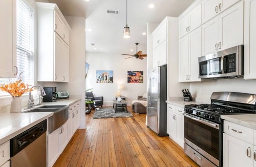 Faubourg Lafayette Condo | 20% OFF Monthly | 10% OFF Weekly-Stylish 3BR on Carondelet by Hosteeva