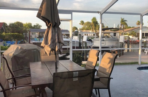 Gulf Harbors House | 2019 Lowe Pontoon, Mercury 115. Heated, caged, salt water pool on canal. Pets ok