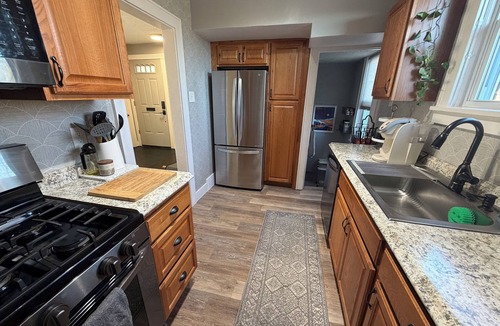 South Hills House | 2026 NFL Draft - Pittsburgh 2BR Home Conveniently Located - 4 miles to Stadium