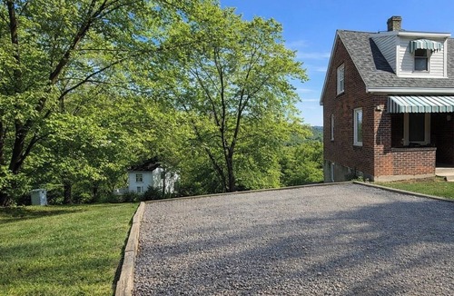 South Hills House | 2026 NFL Draft - Pittsburgh 2BR Home Conveniently Located - 4 miles to Stadium