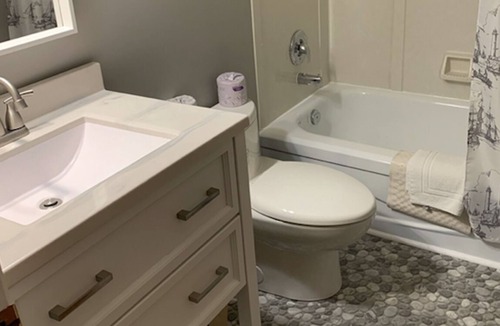 Port Elgin Hotel | 203 - Executive Rm -1 King Bed 2nd Floor