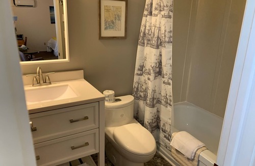 Port Elgin Hotel | 204 - Executive Rm Partial Lake View-Balcony 2 Queen