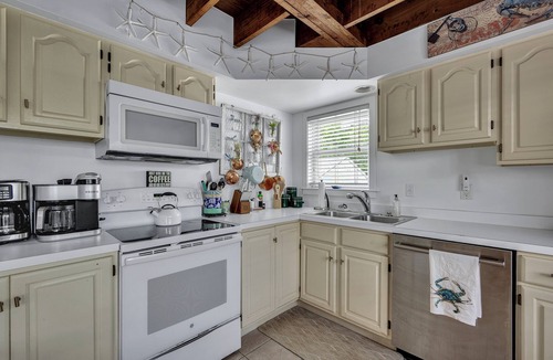Lewes House | 209B Midland "The Cottage" Less than two blocks to Lewes Beach!