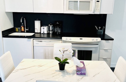 Bathurst Quay Condo | 2BD Condo W Free Parking Near CN Tower