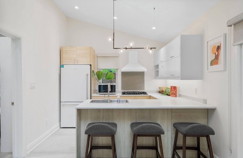 Agincourt North House | 2BDR Private Garden Suite — Relocation, Business, Travel, Dog-Friendly, Parking