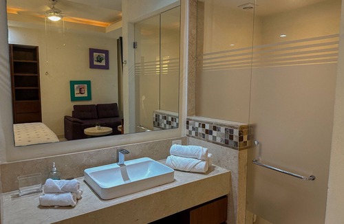 Florida Center North Apartment | 2bed w 1 bath apartament.