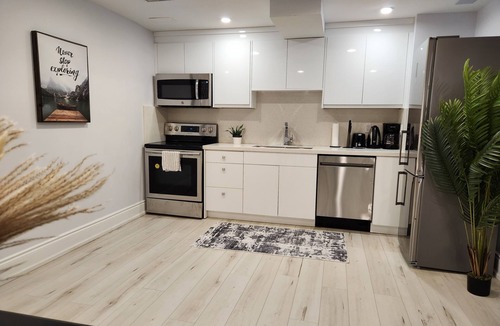 Newtonbrook House | 2BR+2Bath! 2queen beds! Luxurious Large Private Quiet Free Parking & Ultra Clean