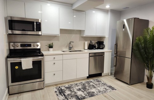 Newtonbrook House | 2BR+2Bath! 2queen beds! Luxurious Large Private Quiet Free Parking & Ultra Clean