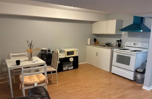 Brantford House | 2BR Basement Suite Kitchen Smart TV Free Parking