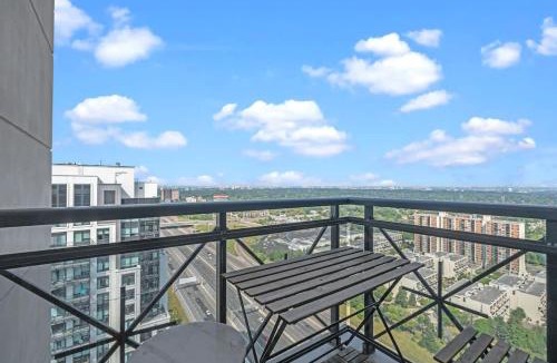Etobicoke House | 2BR Penthouse Views of Toronto, Pool and Sauna