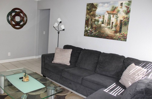 East County Civic Group House | 3/2 Modern Valrico Entire Home. Pet-Friendly!