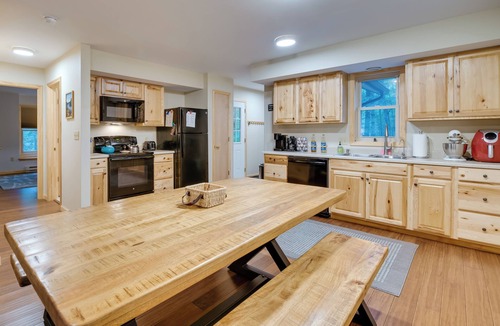 Locust Lake Village House | 3-BDR Chalet w Private Hot Tub! 15 min to Jack Frost skiing-tubing
