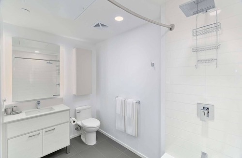 Bay Street Corridor Apartment | 3 Bedroom/2 Bathroom Suite