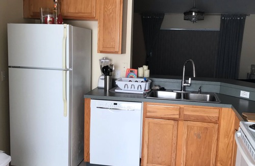 Thousand Oaks House | 3 Bedroom/2 Bathroom Home with Enclosed Porch (Sleeps 5-6)