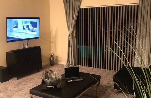 Thousand Oaks House | 3 Bedroom/2 Bathroom Home with Enclosed Porch (Sleeps 5-6)