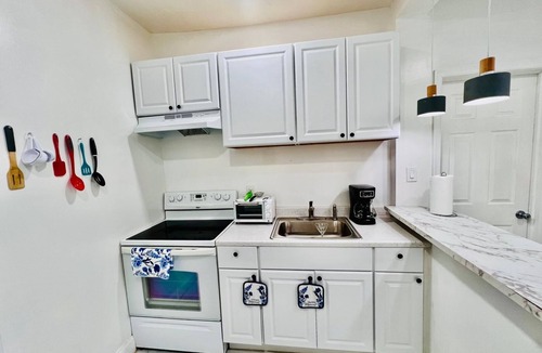 Spruce Hill Apartment | 3-bedroom apartment in charming Philadelphia with WiFi, AC