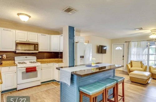 River Park House | 3 bedroom home, pool table, Spa and endless swimming and exercise pool