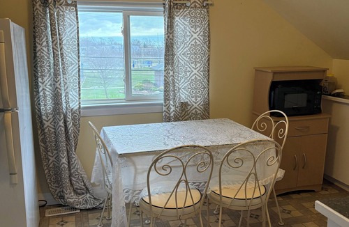 Port Colborne House | 3-bedroom house in charming Port Colborne with view of ships!