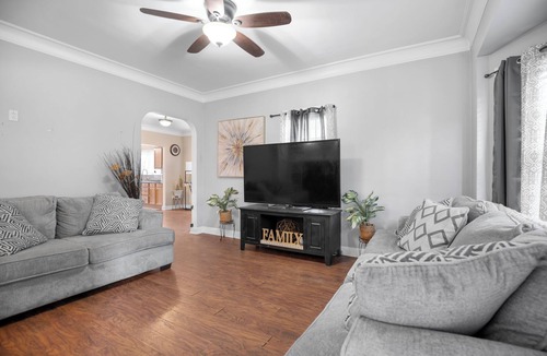 Schenectady House | 3-bedroom house in soothing Schenectady with fitness room access