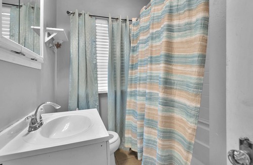 Schenectady House | 3-bedroom house in soothing Schenectady with fitness room access