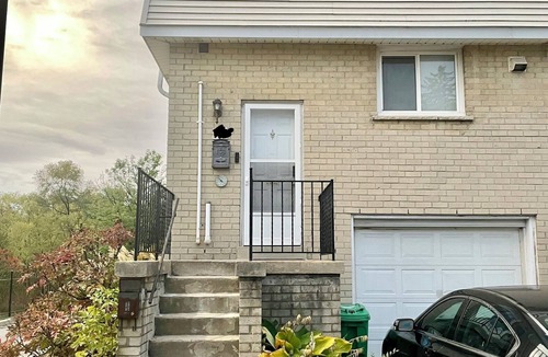 Cooksville House | 3 bedroom townhome, close to square one, airport, and downtown