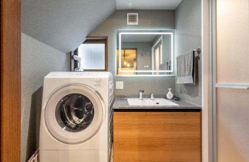 Kameari House | 3 Bedrooms House for 6, Limousine bus to Haneda Airport, Direct bus to Disney, 2-minute walk to the station, 2 toilets, Netflix