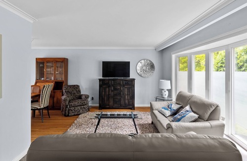 Clarkson-Lorne Park House | 3 BR House in Picturesque Neighbourhood