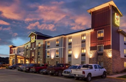 Monaca Hotel | 3 Fully Equipped Rooms – Minutes from Beaver Heritage Museum