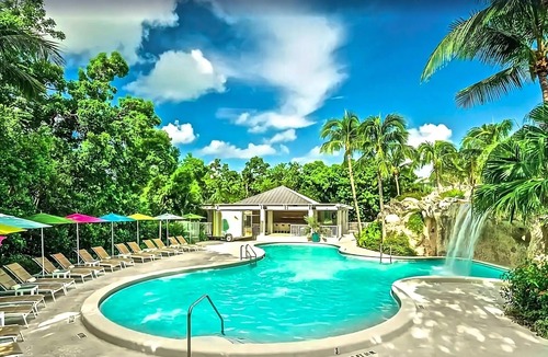 Rock Harbor Hotel | 3 King Hammock Wing Room Near the Waterfront