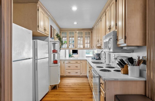Butler House | 3 King Suites Private Baths Speakeasy Walk to Downtown Pet Friendly