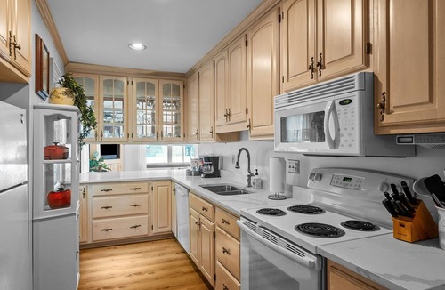 Butler House | 3 King Suites Private Baths Speakeasy Walk to Downtown Pet Friendly