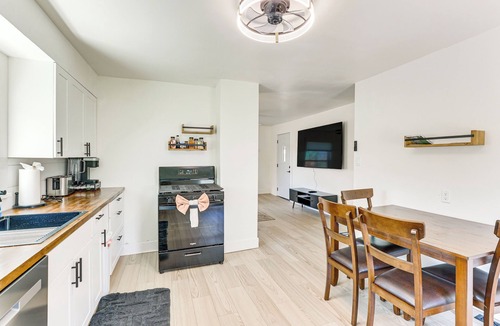 Youngstown Apartment | 3 Mi to Downtown Youngstown: Apt w/Deck!