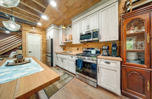 Hermitage House | 3 Mi to Shenango Lake! Dusk-to-Dawn Barndominium