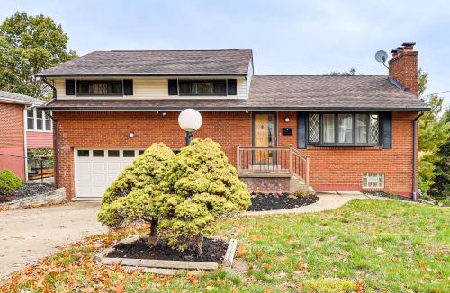 Pleasant Hills House | 3 Mi to South Park: Quiet Pittsburgh Area Getaway