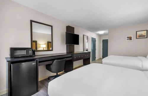 Brewerton Hotel | 3 Pet-Friendly Rooms Convenient for Exploring Oneida Shores Park