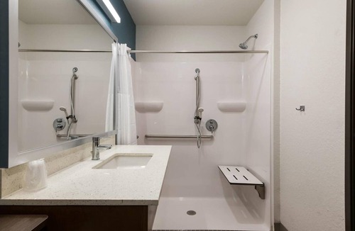 Rockledge Hotel | 3 Pet-Friendly Rooms with Kitchen Near Rockledge Historic Parks & Trails