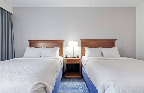 East Texas Hotel | 3 Units w/Breakfast for Exploring Wildwater Kingdom and Dorney Park