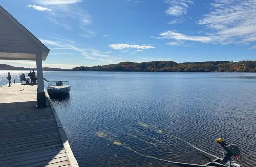 Dwight House | 3000SF Modern Cottage Algonquin, Muskoka 4 bedrooms 6 beds3 baths