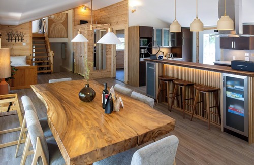 Northern Bruce Peninsula Cottage | 300ft Modern Luxury Lakefront +Hot tub Steam bath