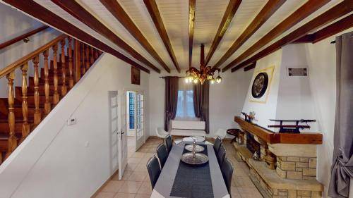 Stains House | 380 m² House ∙ 1 bedroom ∙ 11 guests