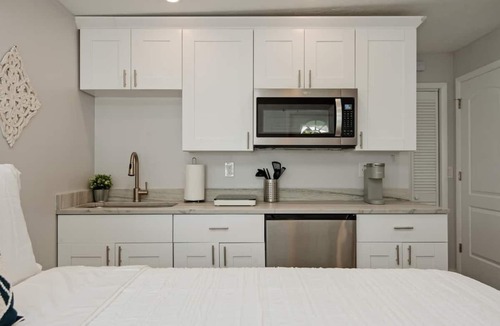 Safety Harbor Apartment | 3B Newly Renovated Studio at Coastal Cottages!