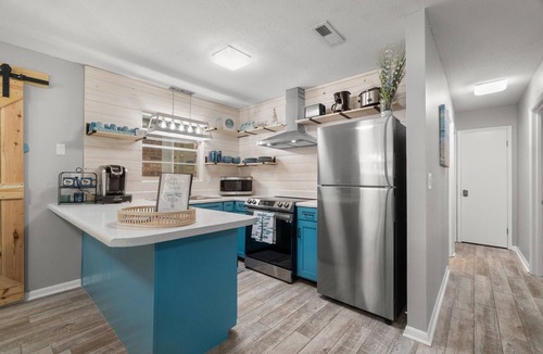 Holiday Beach House | 3bd 2 ba Home | Hot Tub | Pet Friendly | Fire Pit